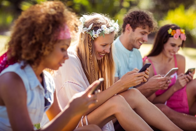 Grupo de amigos usando el teléfono móvil