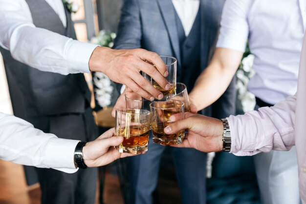 Grupo de amigos con vasos de whisky