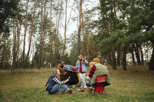 Foto grupo de amigos en un viaje de campamento o senderismo en día de otoño