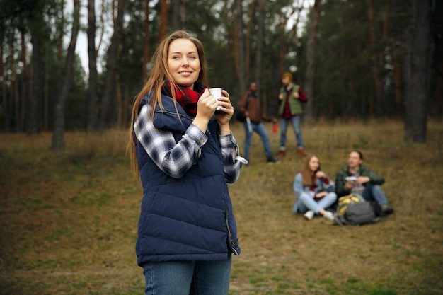 Grupo de amigos en un viaje de campamento o senderismo en día de otoño