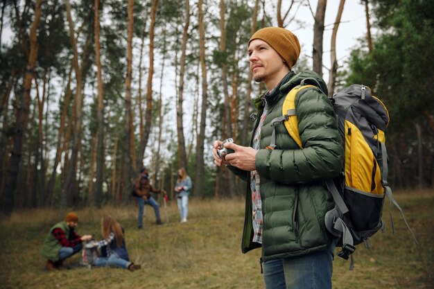 Grupo de amigos en un viaje de campamento o senderismo en el día de otoño