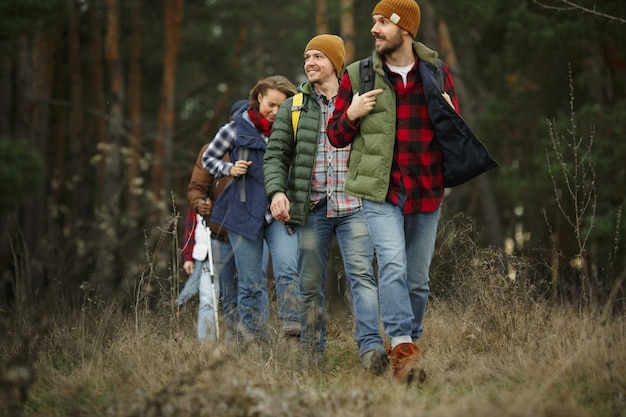 Grupo de amigos en un viaje de campamento o senderismo en día de otoño