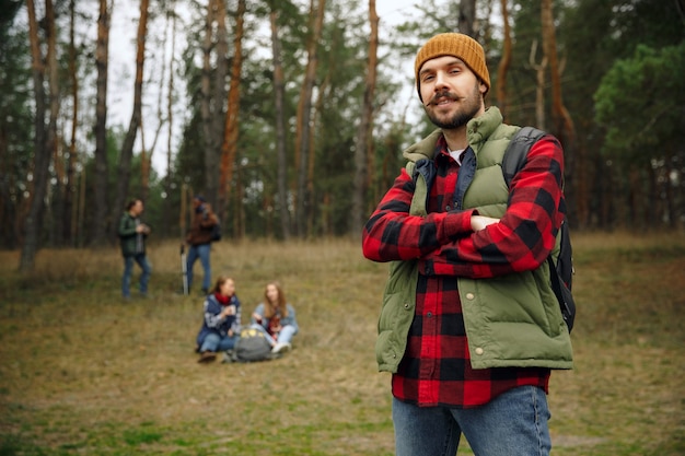 Grupo de amigos en un viaje de campamento o senderismo en día de otoño