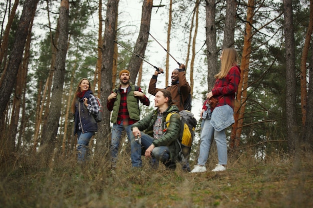 Grupo de amigos en un viaje de campamento o senderismo en día de otoño