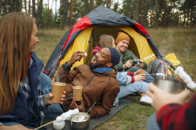 Grupo de amigos en un viaje de campamento o senderismo en día de otoño