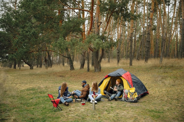 Grupo de amigos en un viaje de campamento o senderismo en el día de otoño