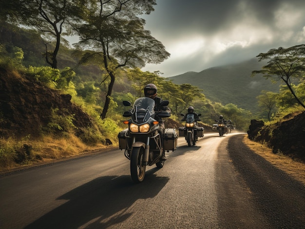 Grupo de amigos en un viaje por el campo en motocicleta.