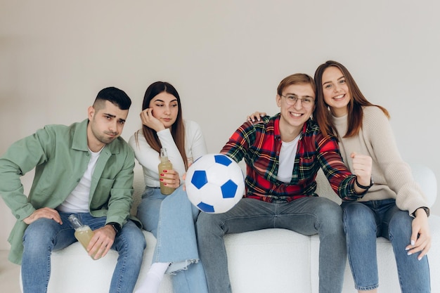 Grupo de amigos viendo fútbol en casa Tienen diferentes emociones en sus rostros Concepto de fans Ganar y perder