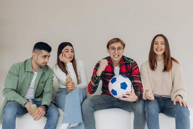 Grupo de amigos viendo fútbol en casa Tienen diferentes emociones en sus rostros Concepto de fans Ganar y perder