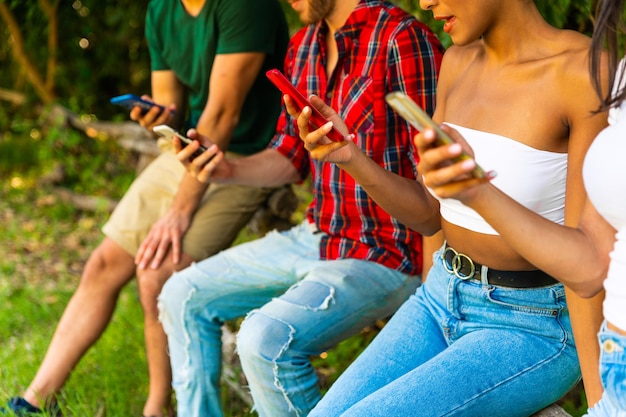 Foto grupo de amigos viendo teléfonos móviles inteligentes - adolescentes adictos a las nuevas tendencias tecnológicas