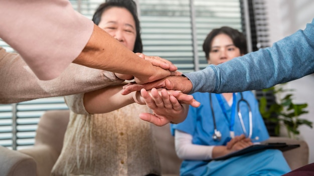 Un grupo de ancianos asiáticos recibe consejos de un psicólogo profesional de autocuidado