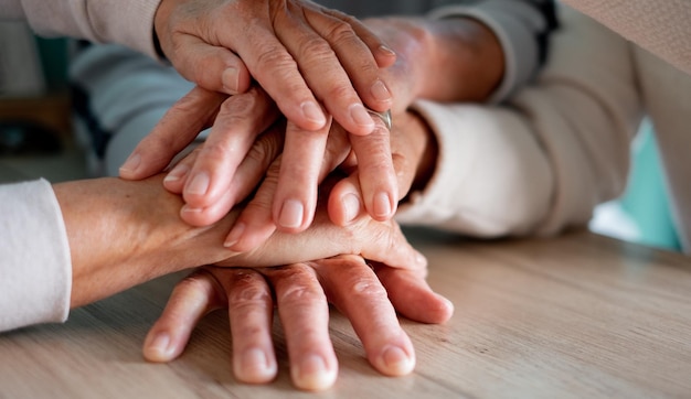 Grupo de ancianos uno encima del otro expresan la confianza del concepto de cuidado y apoyo psicológico