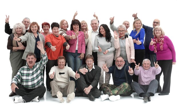 Foto grupo de ancianos felices de pie y sentados aislados sobre un fondo blanco.