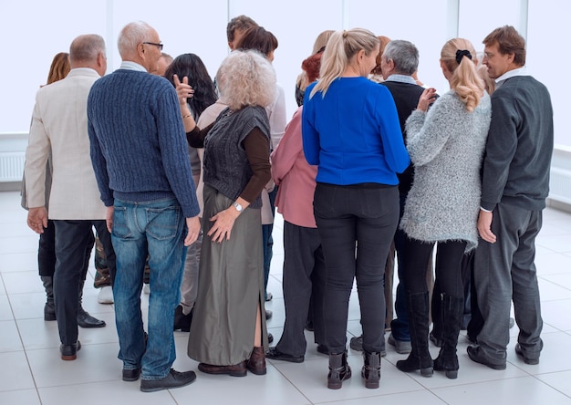 Foto un grupo de ancianos de pie con la espalda en el interior