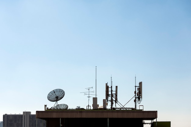 Foto grupo de antenas de telecomunicaciones y antena parabólica