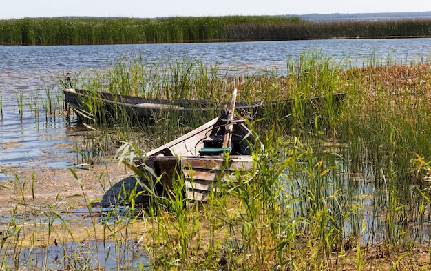 Grupo de antiguo barco de madera en el que están pescando en el campo