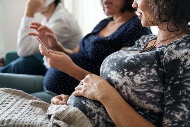 Grupo de apoyo para embarazadas en una casa.