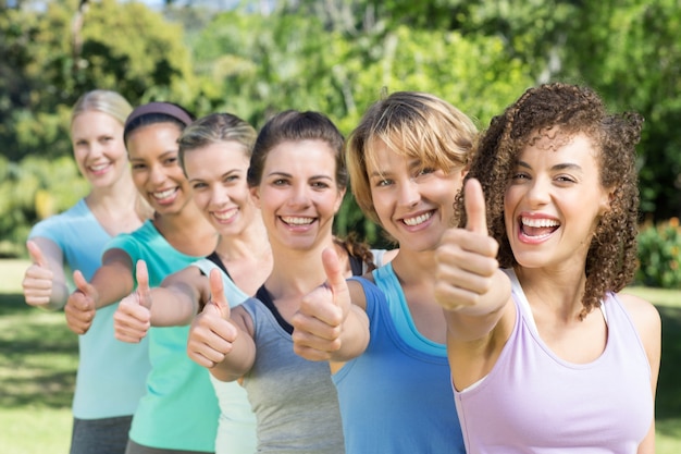 Grupo de aptitud sonriendo a la cámara