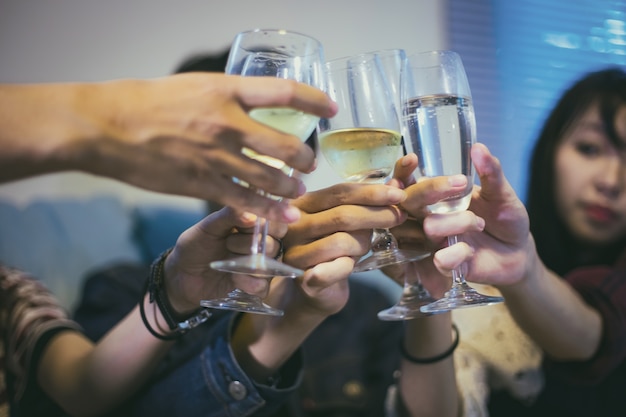 Grupo asiático de amigos, festa com bebidas alcoólicas de cerveja e jovens desfrutando de um bar para