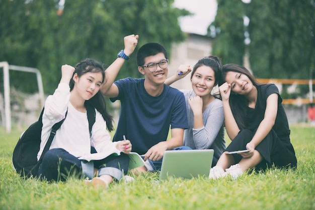 Grupo asiático de estudantes sucesso e conceito vencedor - equipe feliz com as mãos levantadas comemorando t