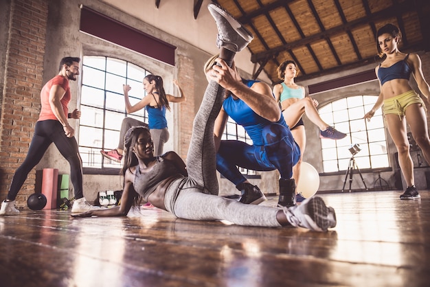 Foto grupo de atletas entrenando con gimnasia funcional