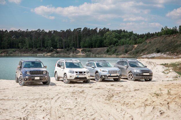 Grupo de autos todoterreno en la playa de arena