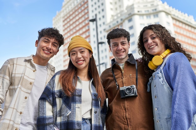 Grupo aventureiro de amigos sorrindo explorando a nova cidade de férias