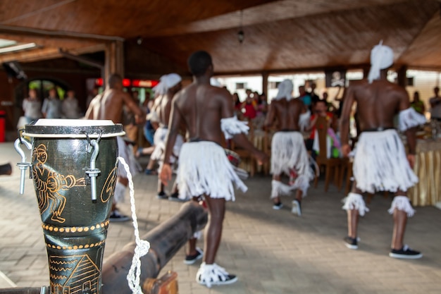 Un grupo de bailarines africanos en el festival. Danza tradicional africana.