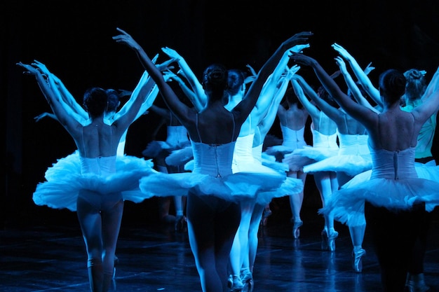 Grupo de bailarines de ballet bailando en el suelo
