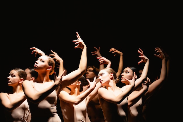 Grupo de bailarines de ballet moderno arte contemporáneo jóvenes hombres y mujeres atléticos flexibles