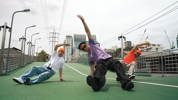 Foto grupo de bailarines de break bailando juntos o moviéndose a la música hip hop animadamente
