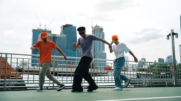 Foto grupo de bailarines de break hábiles realizan hip hop paso a paso juntos rápidamente