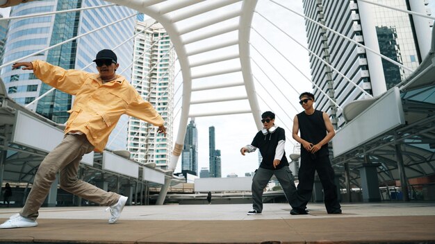 Un grupo de bailarines profesionales se animan mientras los hipsters realizan el paso rápido