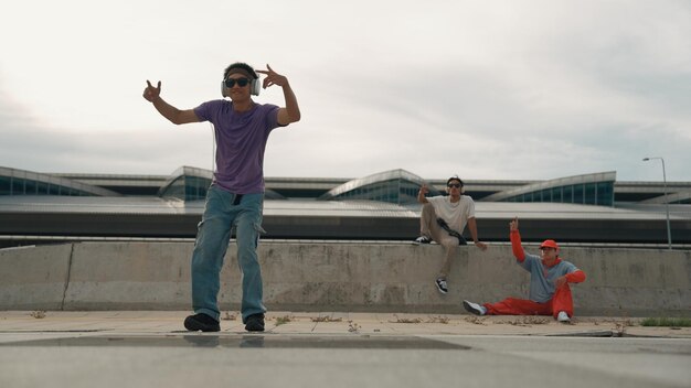 Grupo de bailarines realizan un baile callejero con amigos que lo miran con entusiasmo