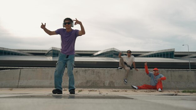 Foto grupo de bailarines realizan un baile callejero con amigos que lo miran con entusiasmo