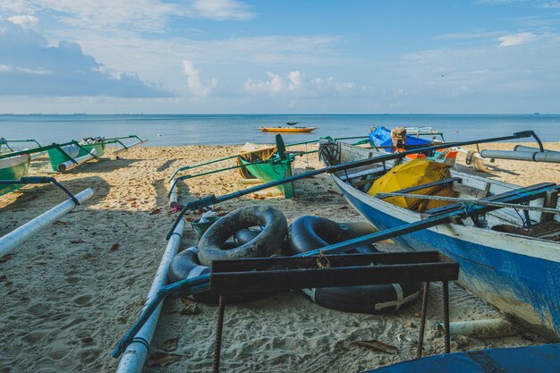 Un grupo de barcos está descansando después de la captura.