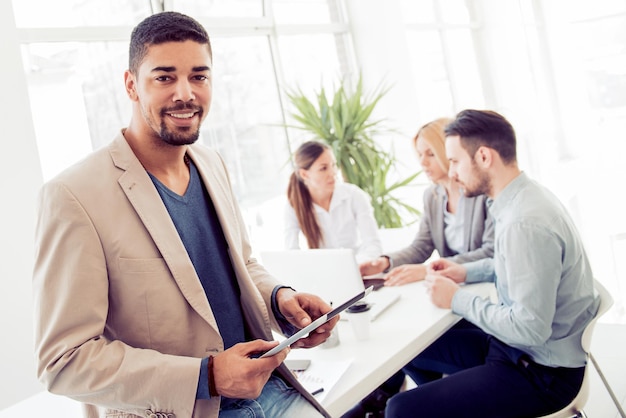 Grupo bem sucedido de empresários no escritório.