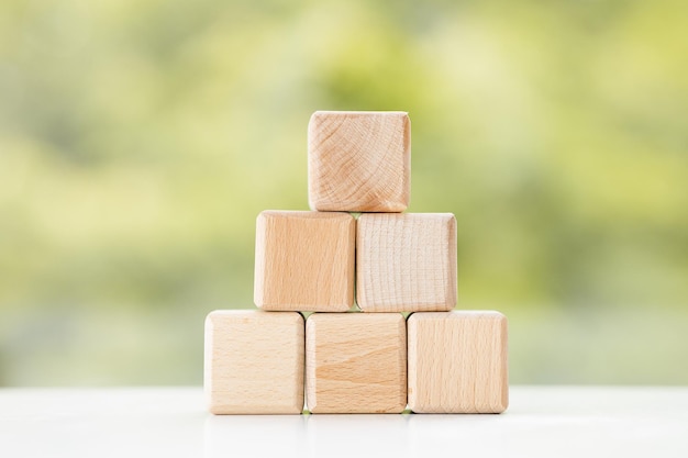 Grupo de bloque de cubo de madera sobre fondo verde de verano con espacio de copia