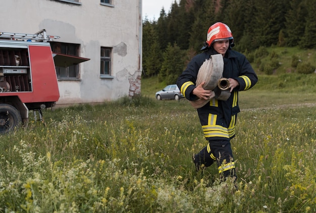 Grupo de bomberos confiados después de una operación de rescate bien realizada. Bomberos listos para el servicio de emergencia. foto de alta calidad