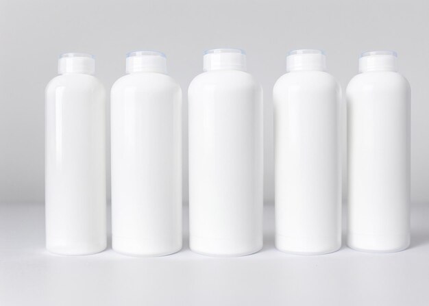 Foto un grupo de botellas blancas de cosméticos y crema de jabón