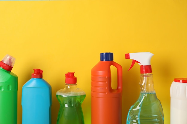 Grupo de botellas con detergente en amarillo