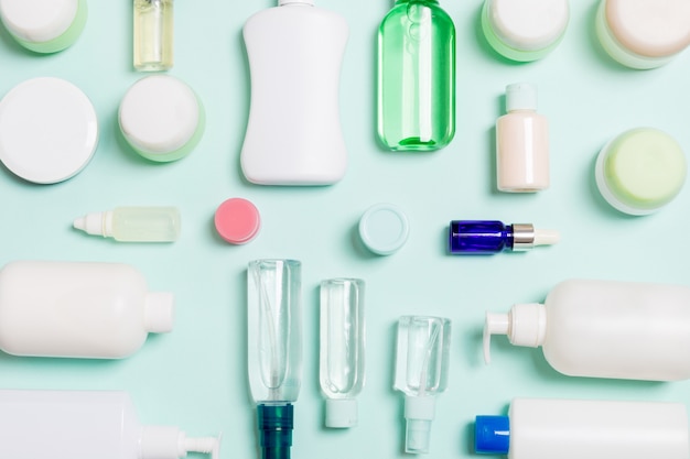 Grupo de botellas de plástico para el cuidado del cuerpo Composición plana con productos cosméticos en azul