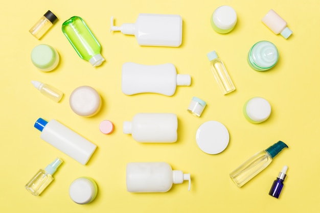 Grupo de botellas de plástico para el cuidado del cuerpo Composición plana con productos cosméticos