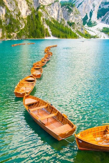 Grupo de los botes de remos tradicionales en el lago Braies Italia