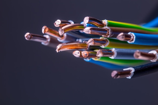 Grupo de cables eléctricos de colores - Foto de estudio.