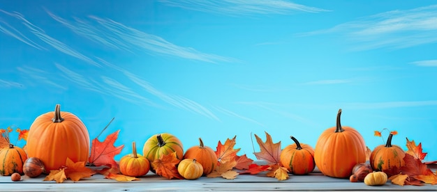 Grupo de calabazas en una mesa de madera