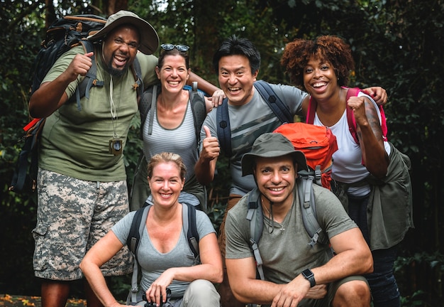 Grupo de campistas diversos felices