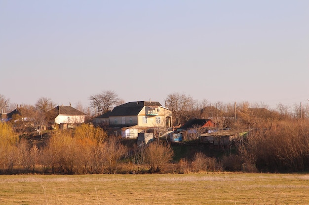 Un grupo de casas en una colina