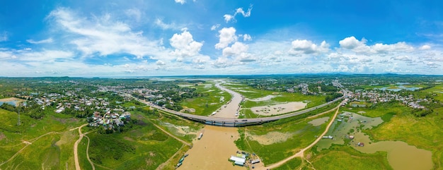 Grupo de casas flotantes en el río La Nga, Vietnam, con paisaje montañoso y escasa población alrededor de las carreteras de la Ruta Nacional 20 en la provincia de Dong Nai.