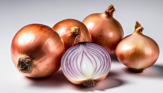 Un grupo de cebollas, incluida una con una cebolla púrpura en el medio